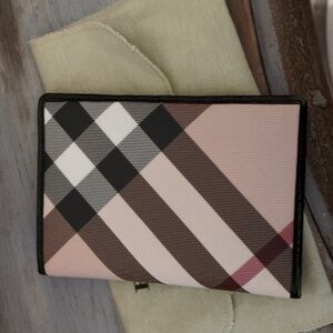 Burberry Gorgeous 😍 passport holder